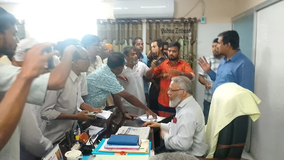 ‘আপামর ছাত্রজনতার’ নামে উপাচার্যকে হেনস্তা, জোর করে পদত্যাগপত্রে সই