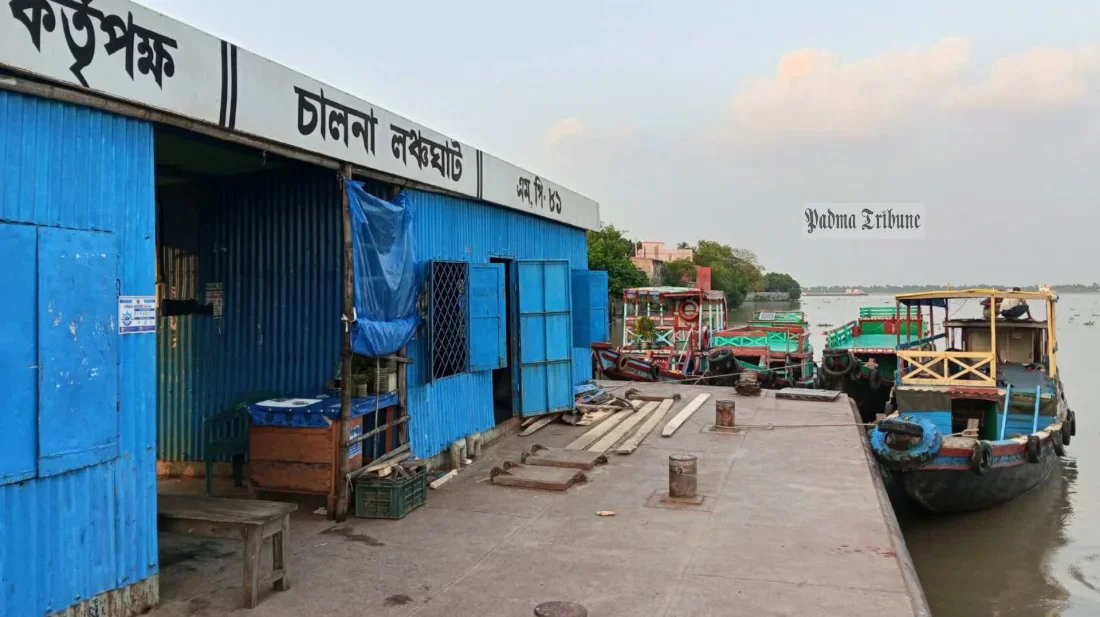 যাত্রীহীন নৌপথ, পেশা ছাড়ছেন ট্রলার মালিক ও চালকেরা