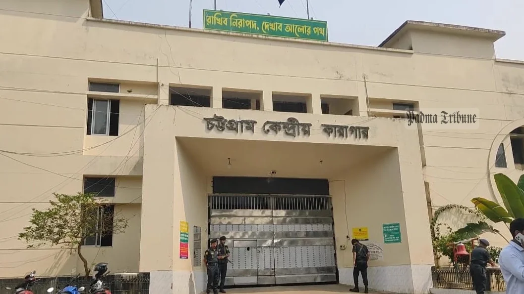 ১২ কারাগারে জায়গা নেই, বন্দি ধারণক্ষমতার আড়াই গুণ