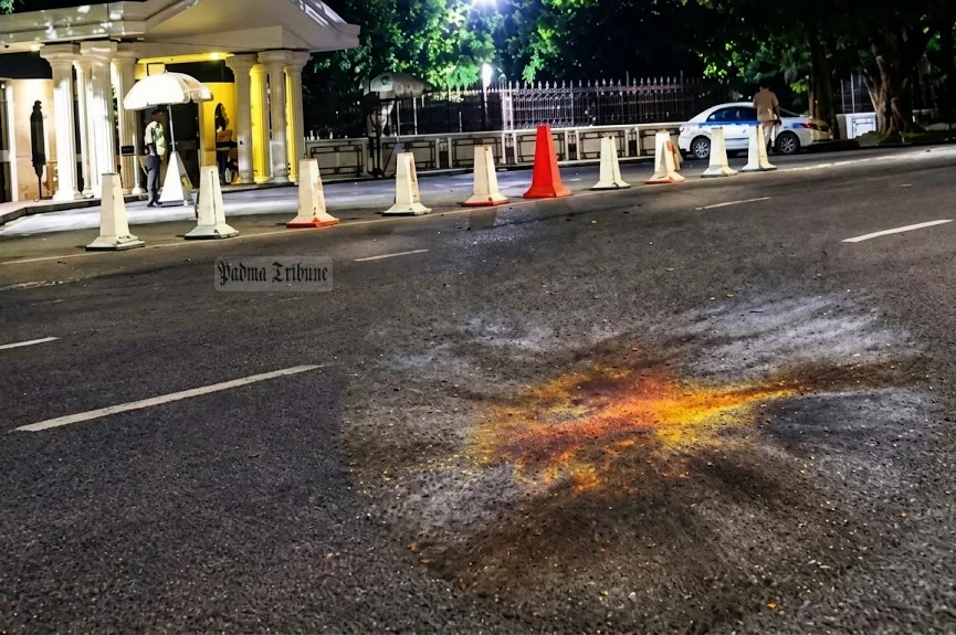 রাজধানীর তেজগাঁওয়ে প্রধানমন্ত্রীর কার্যালয়ের সামনে দুটি ককটেল নিক্ষেপ করেছে দুর্বৃত্তরা