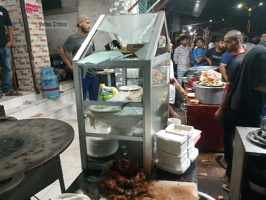 রাজশাহীতে তুচ্ছ ঘটনায় একটি রেস্তোরাঁয় হামলা ও ভাঙচুরের পর ককটেল বিস্ফোরণের ঘটনা ঘটে। গতকাল শুক্রবার রাতে নগরের বিনোদপুর এলাকায়। ছবি: পদ্মা ট্রিবিউন