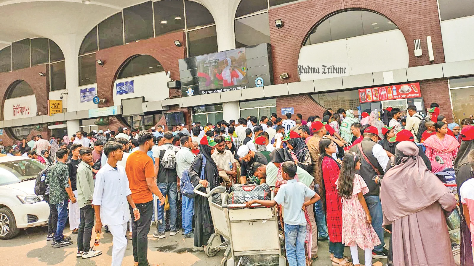 শাহজালাল বিমানবন্দরে অতিরিক্ত মানুষের ভিড়, চরম ভোগান্তিতে যাত্রীরা