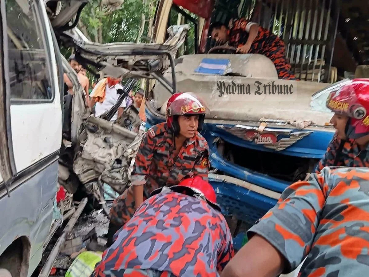 পাবনায় মরদেহ নিয়ে ফেরার পথে অ্যাম্বুলেন্সে বাসের ধাক্কা, স্বজনসহ দুজন নিহত