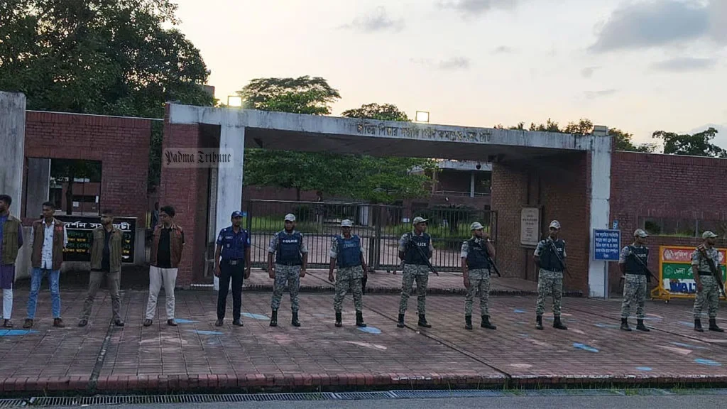 গোপালগঞ্জের পথে পথে চেকপোস্ট, জেলাজুড়ে আইনশৃঙ্খলা বাহিনীর তৎপরতা