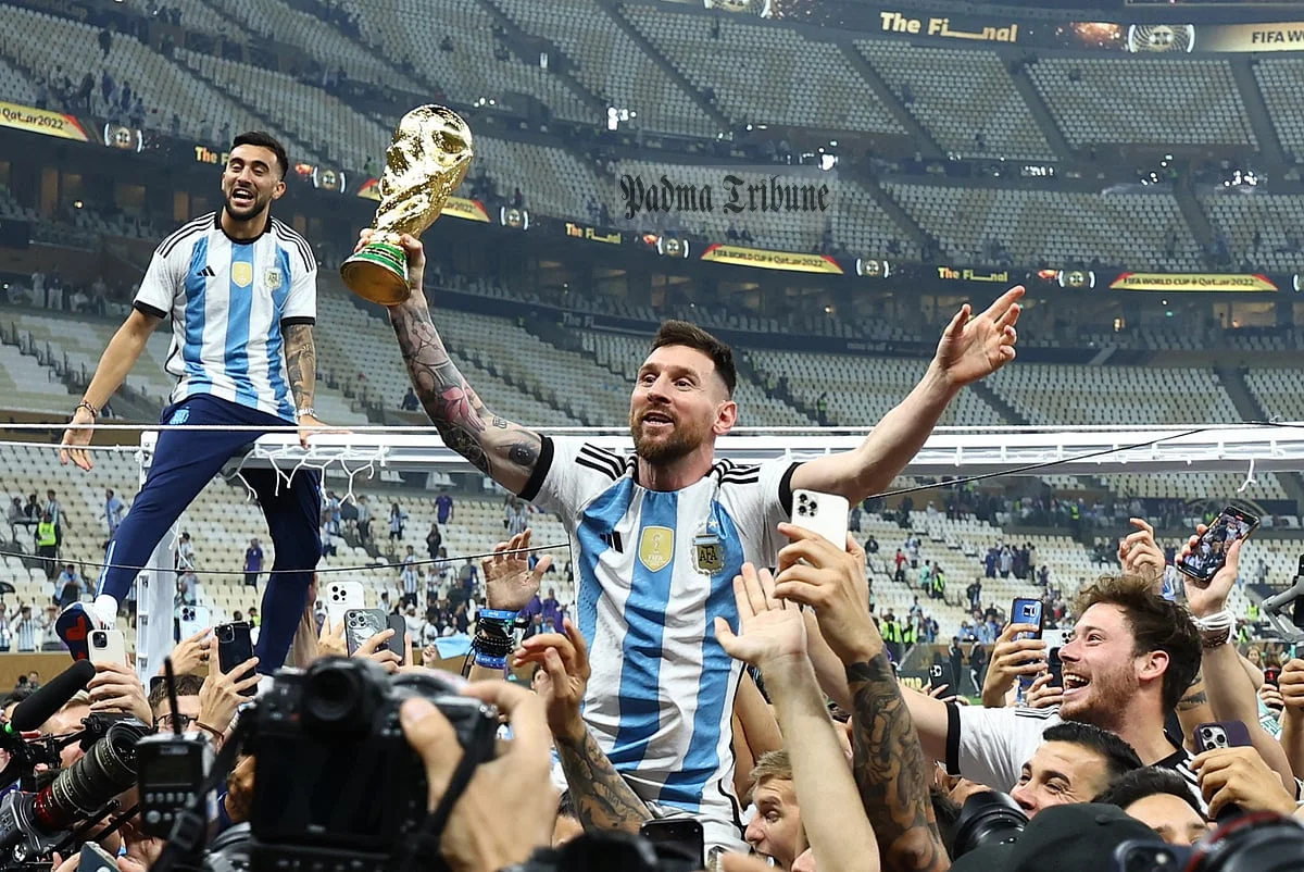 কাতারের লুসাইলে ট্রফি নিয়ে মেসিদের উৎসব