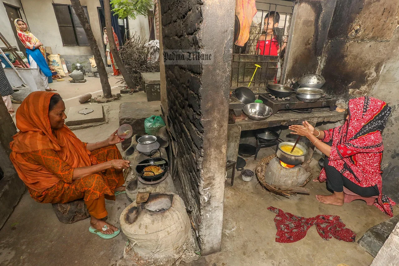 সংকট নেই বলা হলেও রাজধানীতে মিলছে না এলপিজি, বিক্রি হচ্ছে বাড়তি দামে