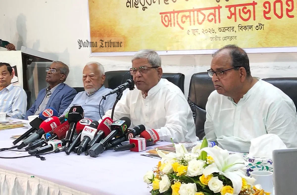 বিএনপির প্রয়াত সংসদ সদস্য মাহবুবুল আলম তারা ও তাঁর বড় ভাই প্রয়াত রাজনীতিবিদ মাহবুবুল হক স্মরণে আজ শুক্রবার ঢাকায় জাতীয় প্রেসক্লাবে আয়োজিত সভায় বিএনপির মহাসচিব মির্জা ফখরুল ইসলাম আলমগীর। ছবি: পদ্মা ট্রিবিউন