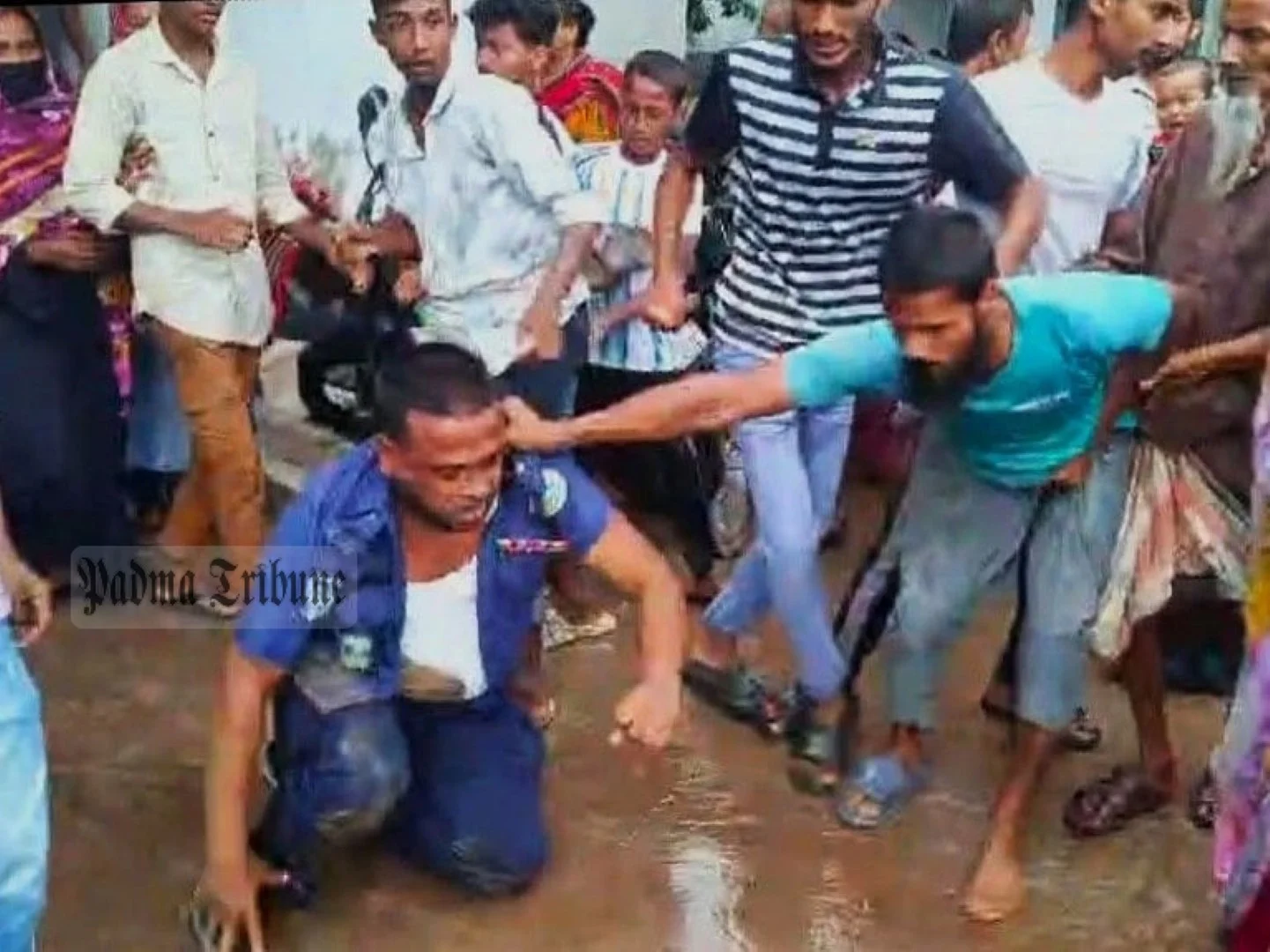 বরিশালে থানায় হামলা, আহত ৬ পুলিশসহ ১২