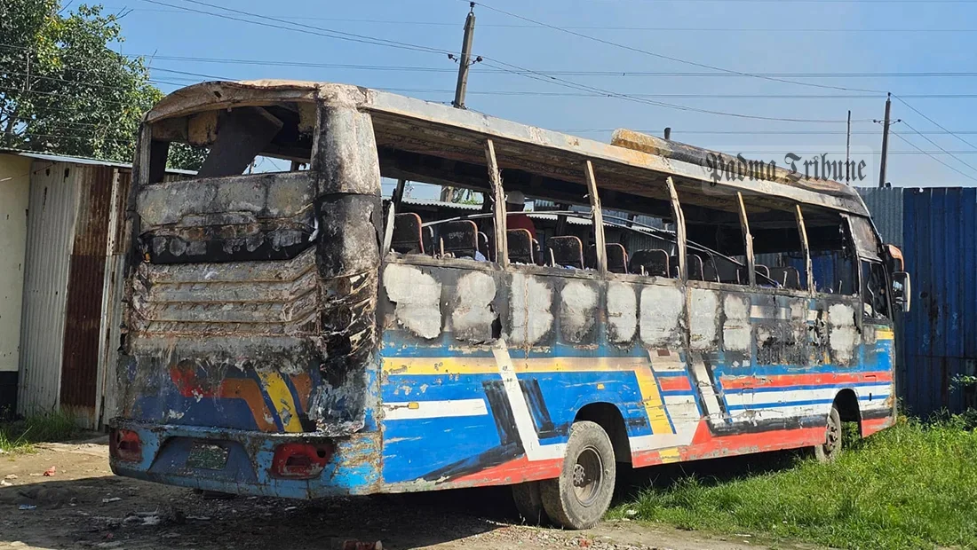 নারায়ণগঞ্জে গভীর রাতে দাঁড়িয়ে থাকা বাসে আগুন