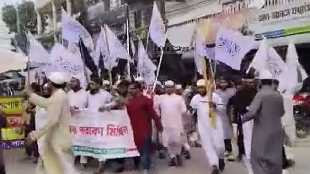 কালেমাখচিত পতাকা নিয়ে পাবনায় মিছিল, ঘটনাটি জানে না পুলিশ