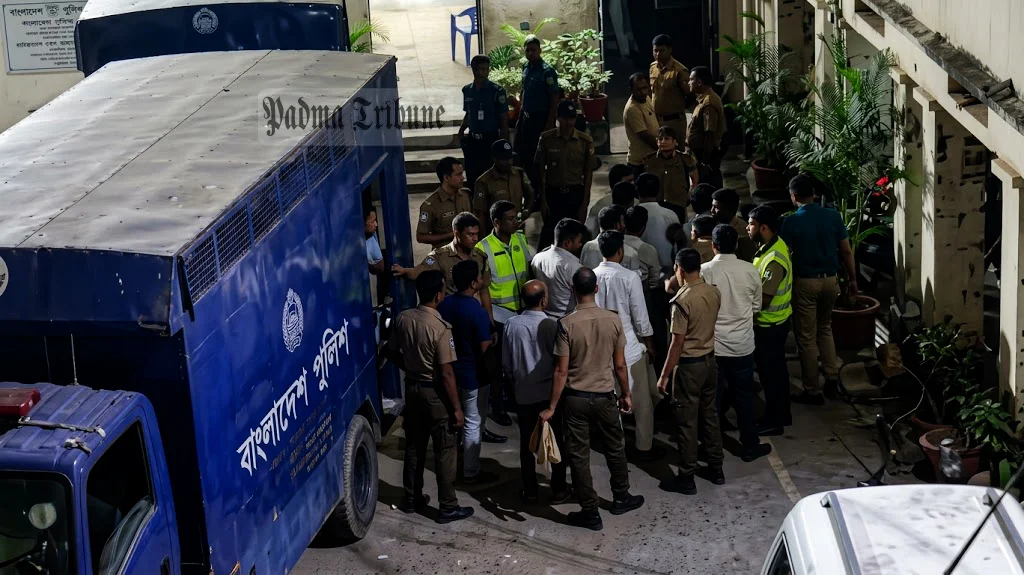 জাসদের কেন্দ্রীয় কার্যালয় থেকে ধরে নেওয়া ব্যক্তিদের মধ্যে ২৭ জনকে আদালতে হাজির করেছে পুলিশ। রোববার রাতে ঢাকার সিএমএম আদালত প্রাঙ্গণে
