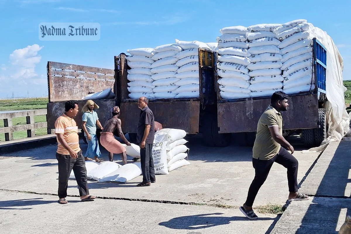 জব্দ হওয়া সারের একাংশ। শুক্রবার বিকেলে চট্টগ্রামের মিরসরাইয়ে