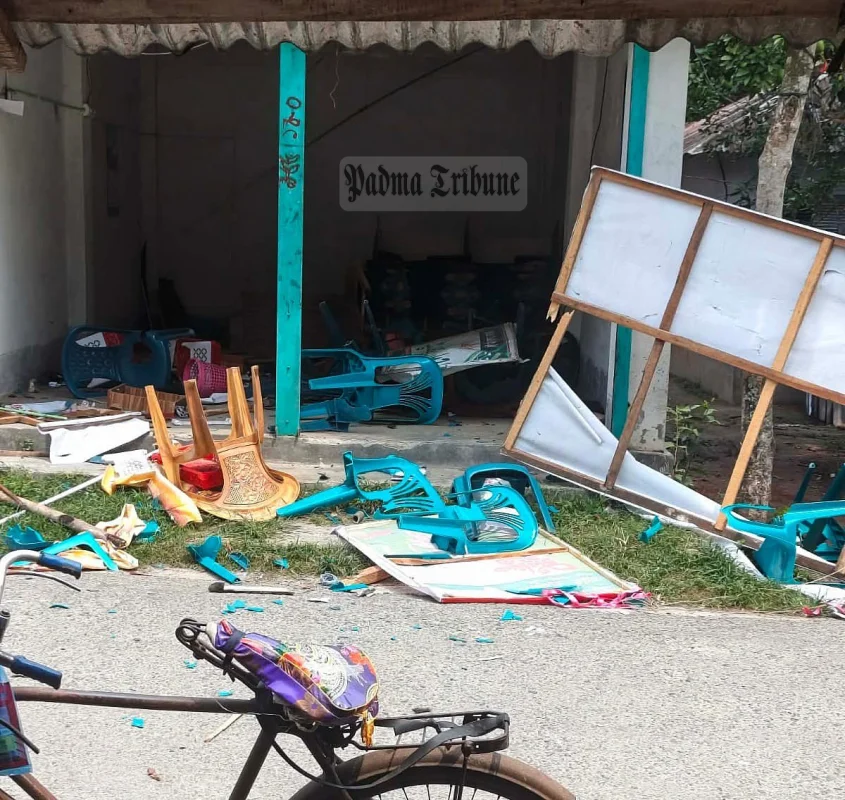 বাগেরহাটের বারুইপাড়া বাজারে জামায়াতে ইসলামীর ২ নম্বর ওয়ার্ড কার্যালয় ভাঙচুর ও তছনছ করা হয়েছে। বুধবার দুপুরে তোলা। ছবি : সংগৃহীত