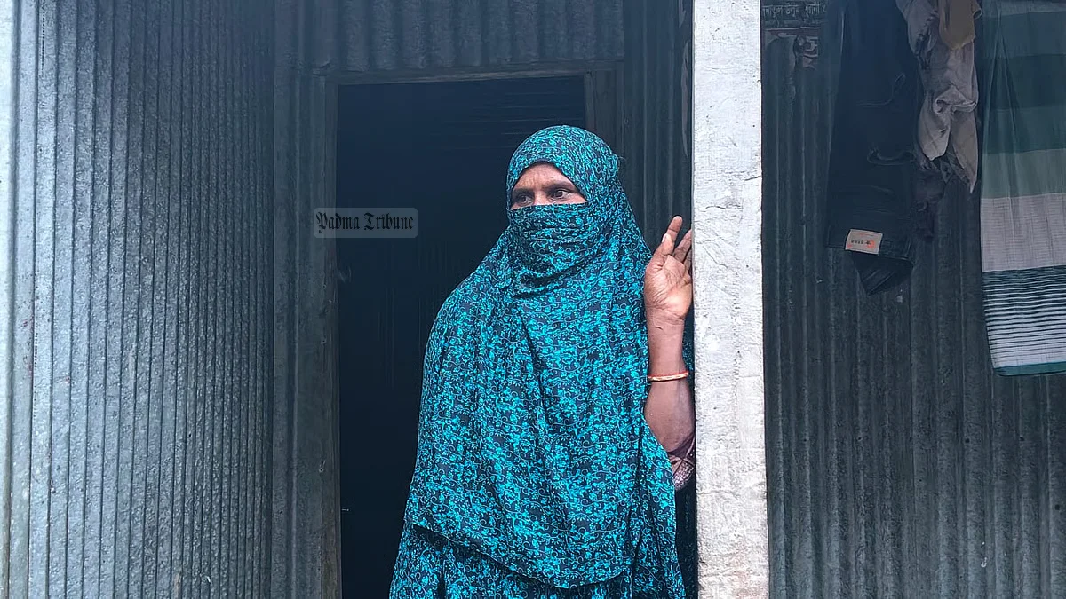 ফুলবাড়িয়ায় ফ্যামিলি কার্ডের কথা বলে এই নারীর কাছ থেকে টিপসই নেওয়া হয়। পরে ছড়ানো হয় তাঁর বিয়ের খবর