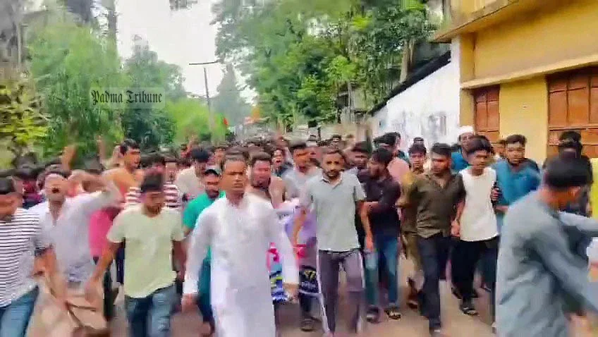 গত শুক্রবার নোয়াখালী সদর উপজেলার নোয়ান্নই ইউনিয়নের বাঁধেরহাট বাজারে নিষিদ্ধ সংগঠনের ছাত্রলীগের বিক্ষোভ মিছিলের জের ধরে আজকের সংঘর্ষ হয়। শুক্রবার বিকেলের ছবি। ভিডিও থেকে নেওয়া
