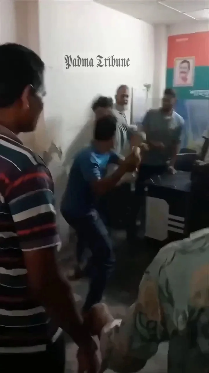 রাজশাহী শহরে যুবদল নেতার কার্যালয়ে শাটার লাগিয়ে চার তরুণকে বেধড়ক মারধর করা হয়। ছবি: ভিডিও থেকে নেওয়া