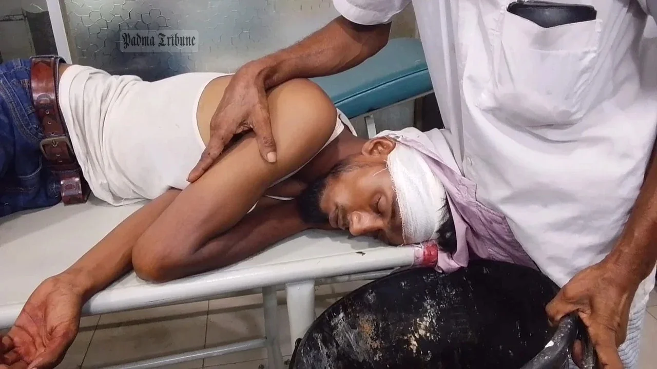 হামলায় আহত যুবদলের এক কর্মী । আজ রাতে নোয়াখালী জেনারেল হাসপাতালে। ছবি: পদ্মা ট্রিবিউন